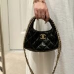 Chanel 24A Small Hobo Bag Shiny And Gold Tone Metal In Black 20Cm AS4966 B17320 94305 - Image 4