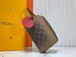 Louis Vuitton M11765 Locker Dopp Kit - Image 9