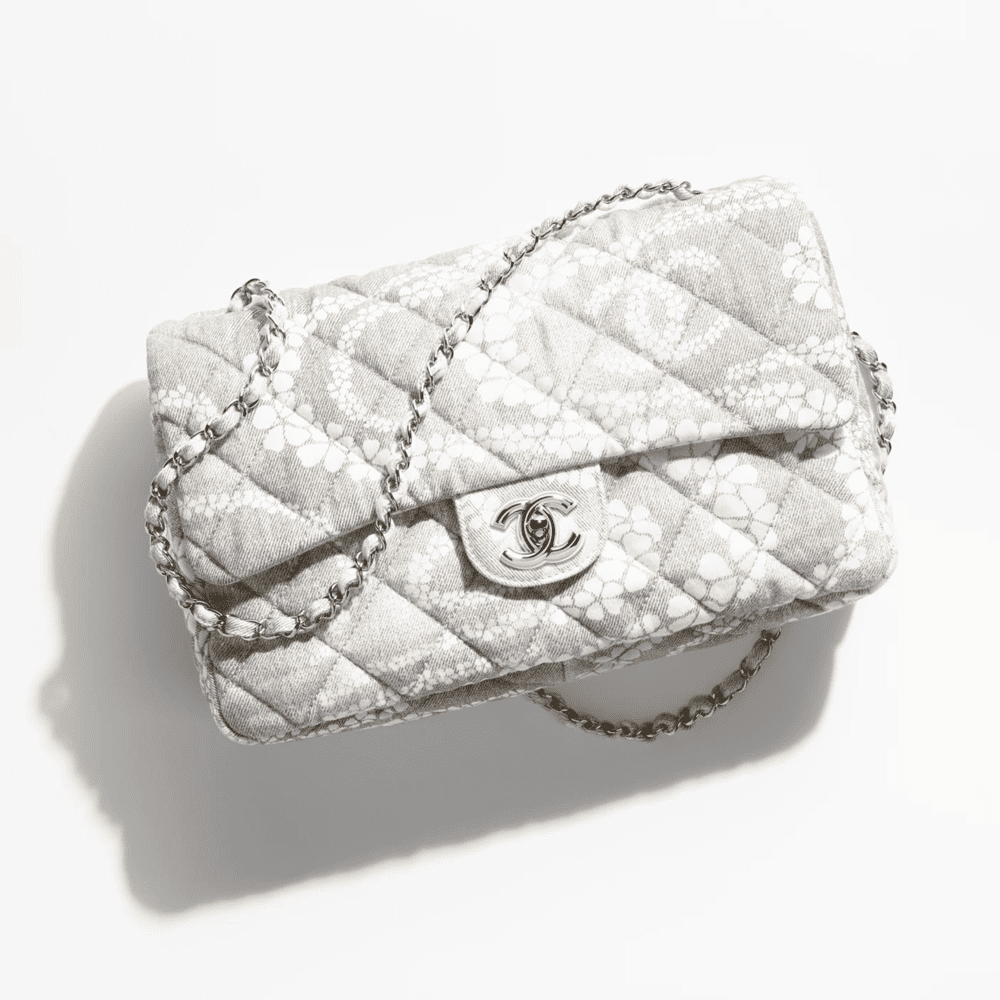 64750996a6e1b72738c471c004711329 Chanel Maxi Flapbag - Image 1