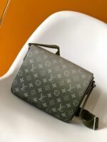 Louis Vuitton M11593 District PM - Image 2