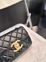 Chanel chain bag - Image 5