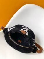 Louis Vuitton M11799 Bumbag - Image 9