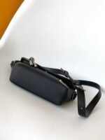 Louis Vuitton M12618 Pulse Wearable Wallet - Image 5