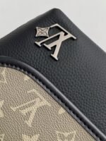 Louis Vuitton M12618 Pulse Wearable Wallet - Image 7