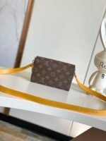 Louis Vuitton M12811 Steamer Wearable Wallet - Image 4