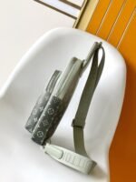 Louis Vuitton M11702 Avenue Slingbag - Image 5