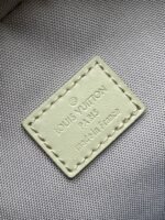 Louis Vuitton M11702 Avenue Slingbag - Image 10