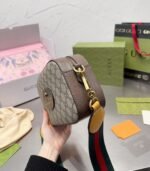 GUCCI NEO VINTAGE GG SUPREME MESSENGER BAG - Image 4