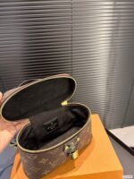 Louis Vuitton M47125 Vanity Chain Pouch - Image 5