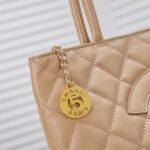 CHANEL Medallion tote bag - Image 6
