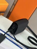 Louis Vuitton M82085 Fastline Wearable Wallet - Image 8