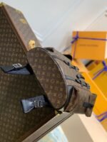Louis Vuitton M43735 Christopher MM - Image 4