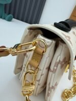 Louis Vuitton M46914 Pochette Métis East West - Image 11