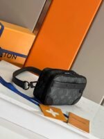 Louis Vuitton M82542 Alpha wearable wallet - Image 6