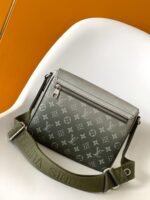 Louis Vuitton M11593 District PM - Image 3